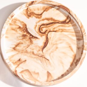 Suport Rotund cu aspect de marmură – detaliul care îmbină naturalețea cu rafinamentul