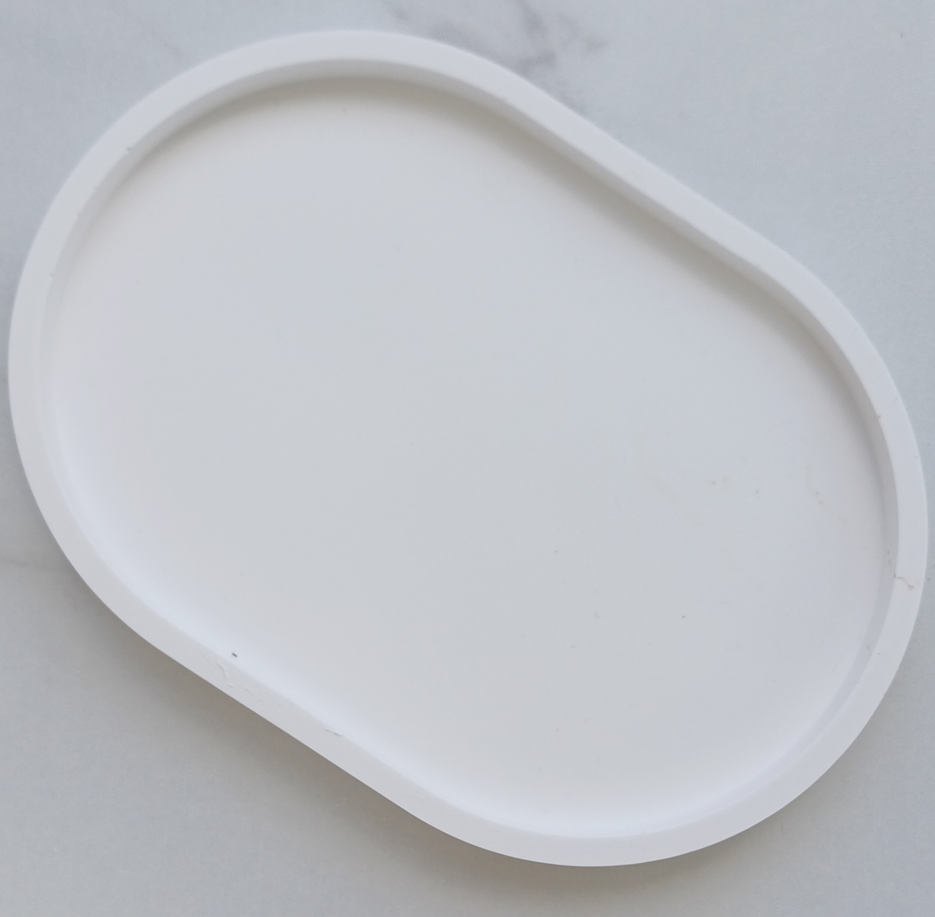 Tăviță Albă – minimalism cu gust, creat pentru liniște vizuală