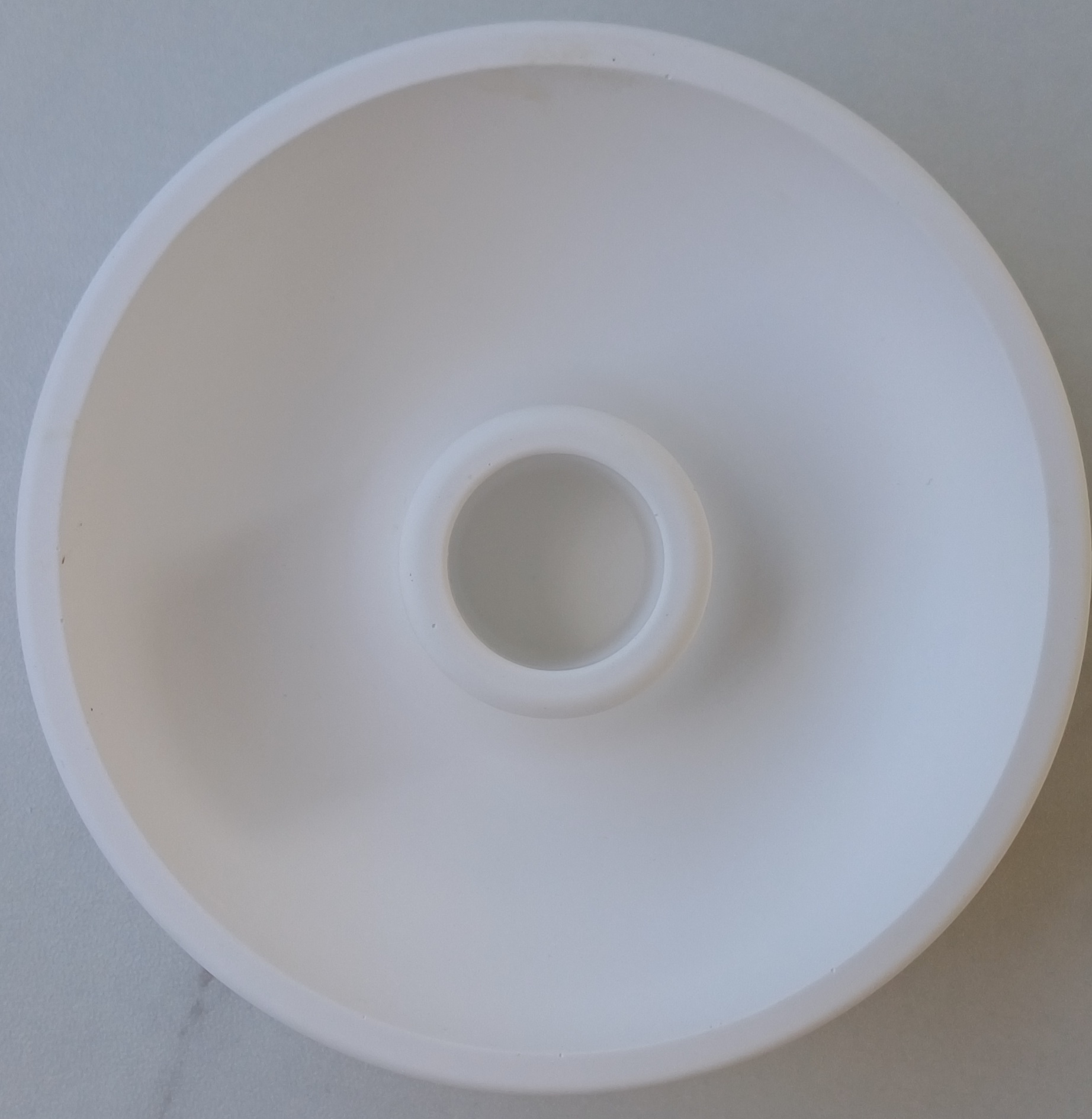 Suport de Lumânare Alb – simplitate elegantă, accesoriu esențial