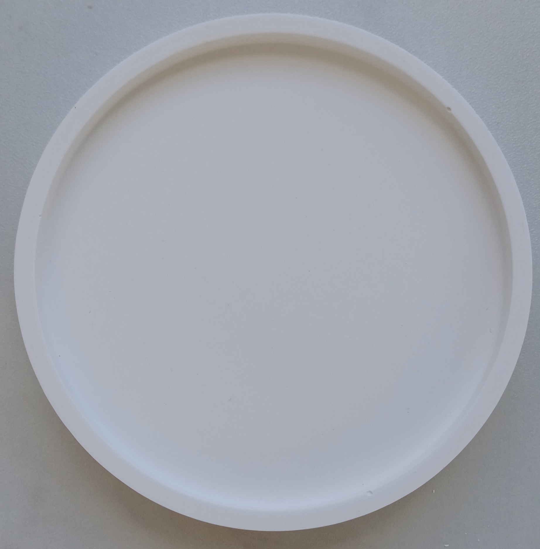 Suport Rotund Alb – formă simplă, eleganță naturală