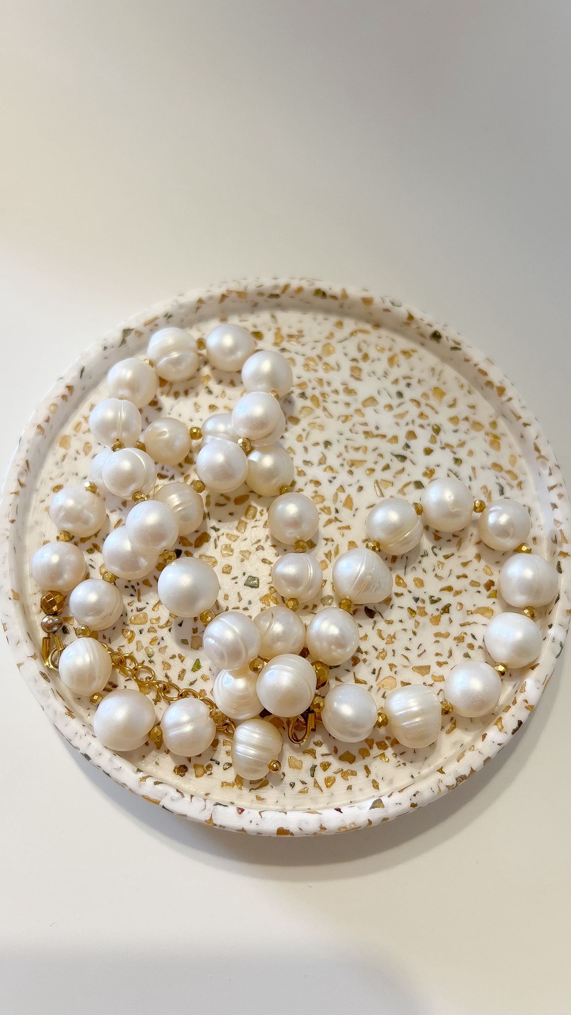 Suport Rotund Terrazzo – piesă unicat, creată cu gândul la frumos și funcțional - imagine 3