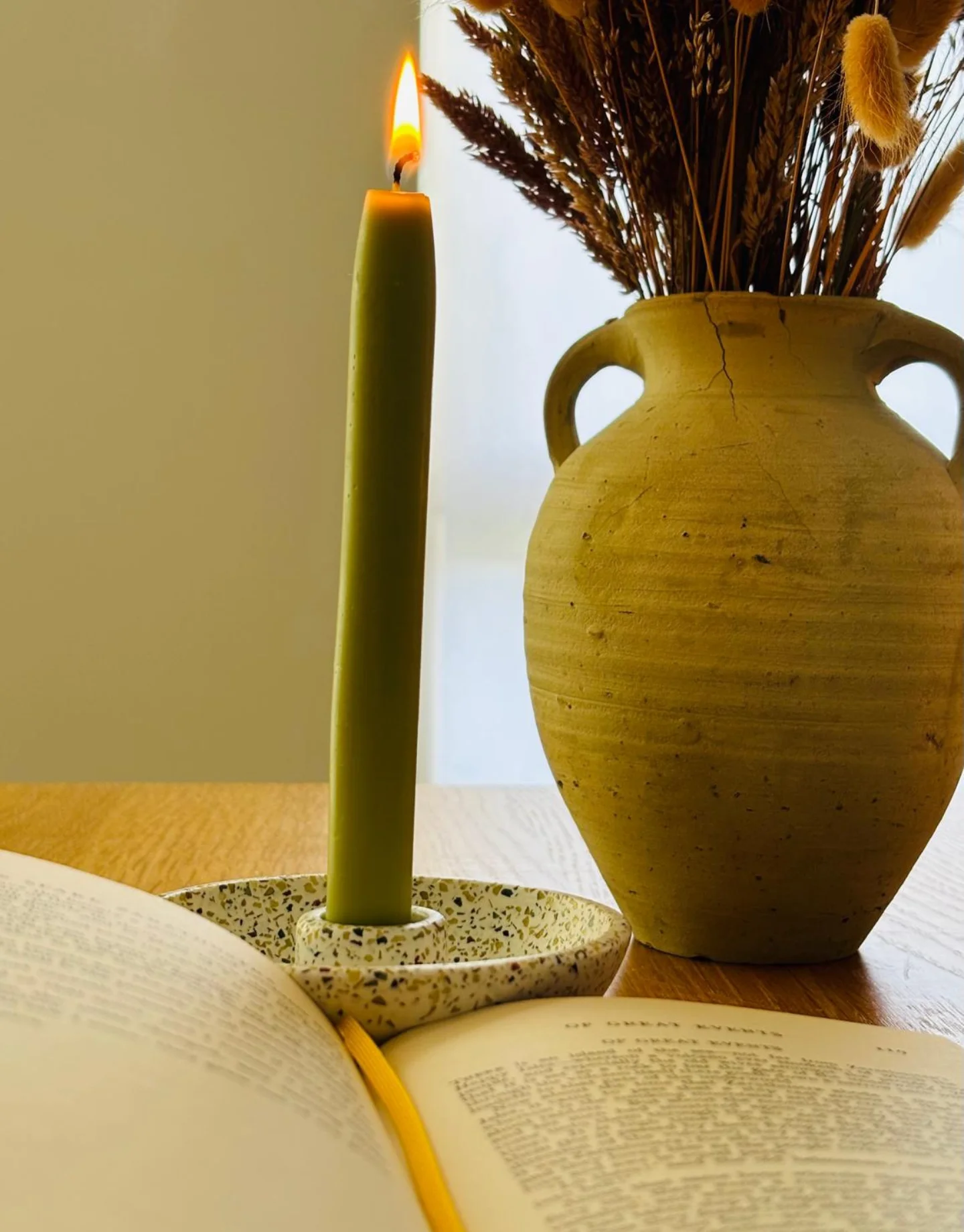 Lumânare Simplitate Olive – detaliul care înveselește spațiul
