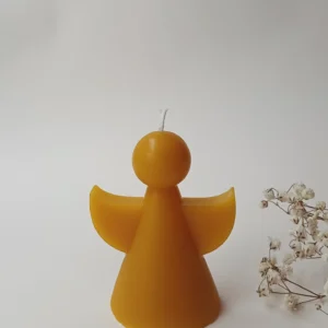 Lumânare Îngeraș – lumină blândă, simbol de protecție